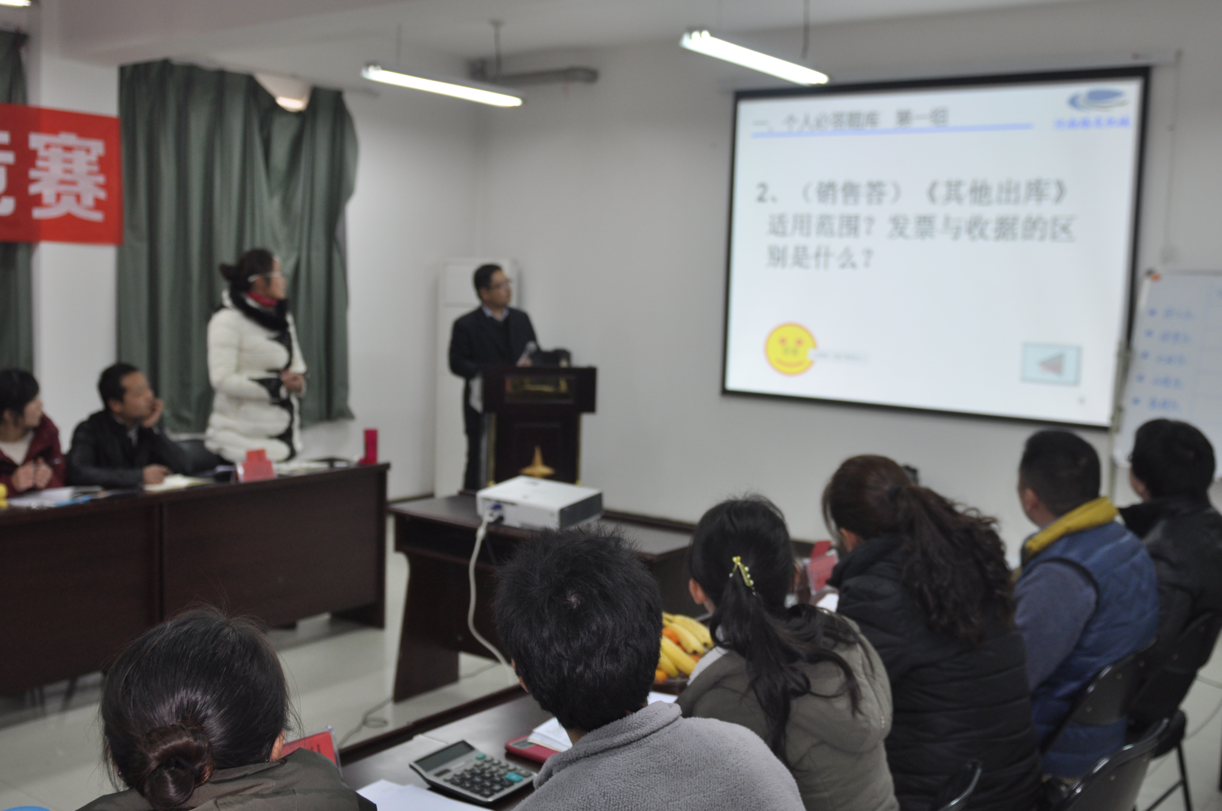 半岛平台挖掘机配件部人员进行个人必答题回答