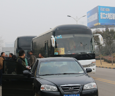 铲运客户乘坐河南路友班车到达半岛平台厂家