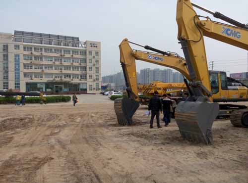 客户来公司看半岛平台挖机