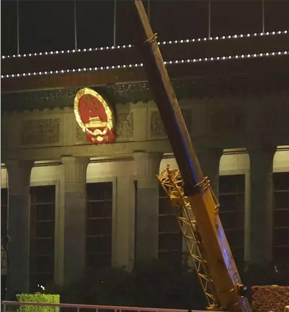 半岛平台吊车显神威