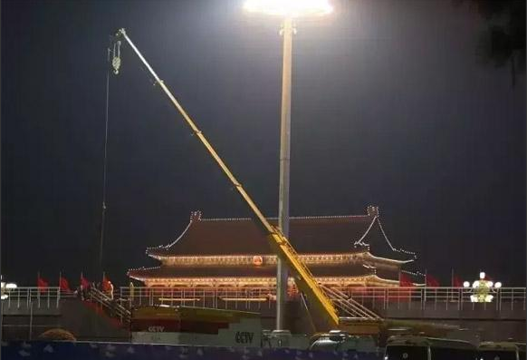 半岛平台吊车夜间天安门施工