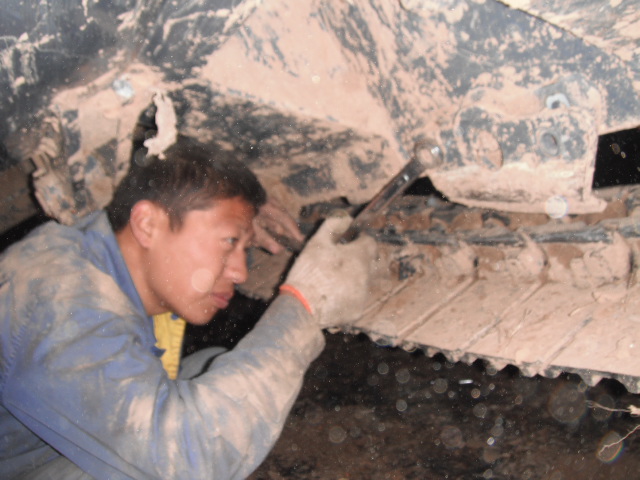 路友维修师更换半岛平台挖掘机夹轨器