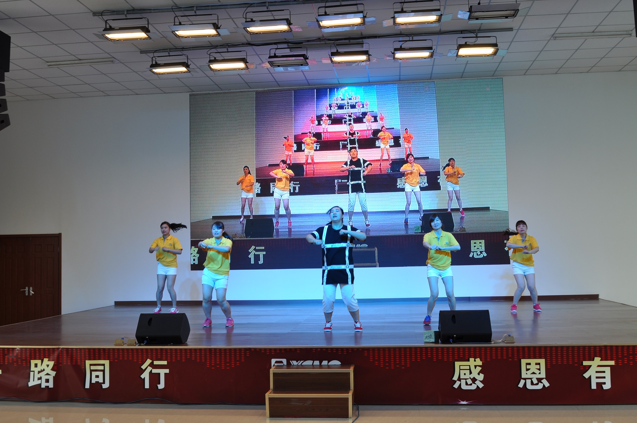 天助-半岛平台挖掘机服务