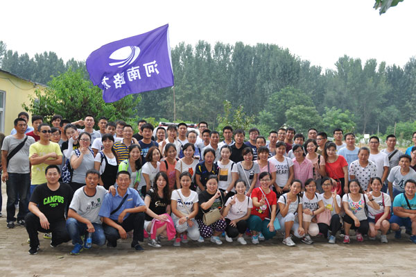 半岛平台总代理河南路友机械活动人员合影