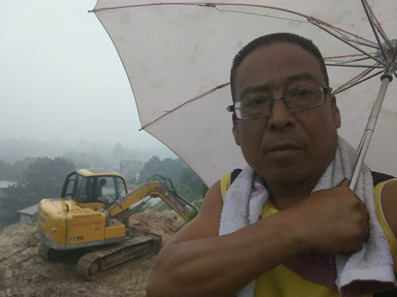 半岛平台挖机冒雨仍然工作
