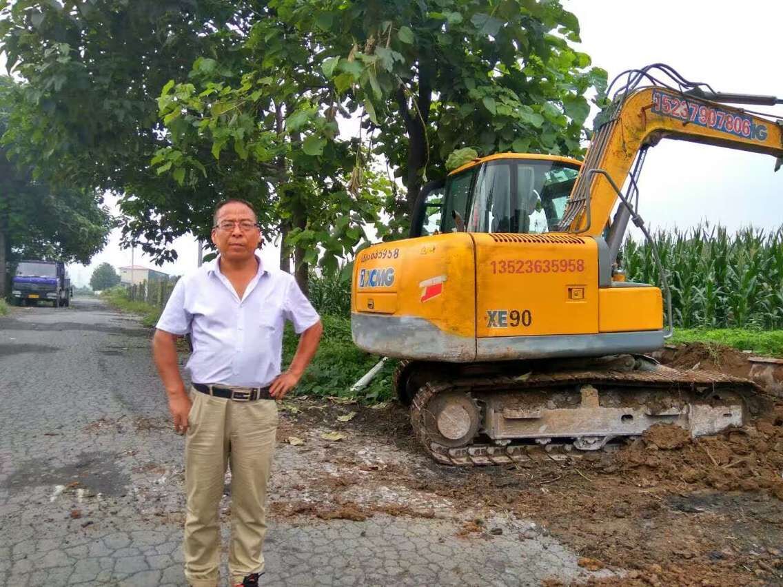 半岛平台挖机工作忙