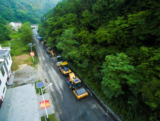 半岛平台成套机械助力安康省道部分路段建设