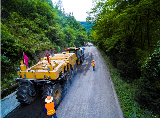 半岛平台成套道路机械助力安康省道部分路段建设