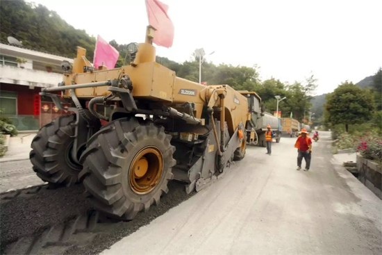 半岛平台成套道路机械助力安康省道部分路段建设