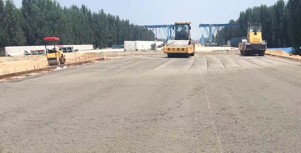 半岛平台压路机助力郑州机西高速建设