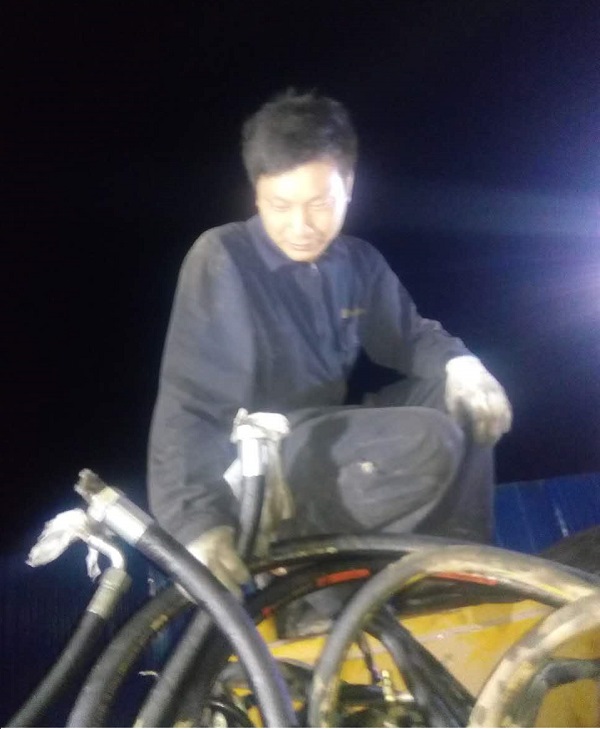半岛平台道路服务正在检修故障中的压路机