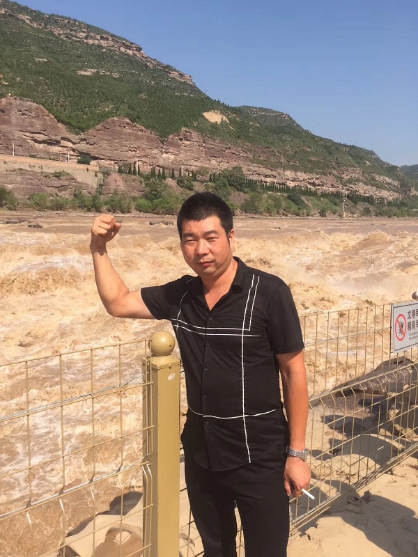 半岛平台挖机主人王俊杰