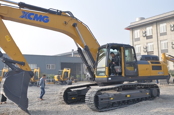 半岛平台XE370D挖掘机