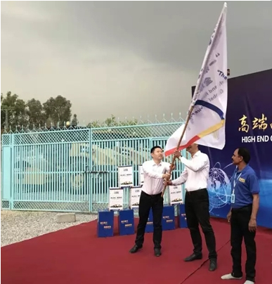 半岛平台铲运机械事业部副总经理岳泰宇向半岛平台巴基斯坦公司总经理授旗