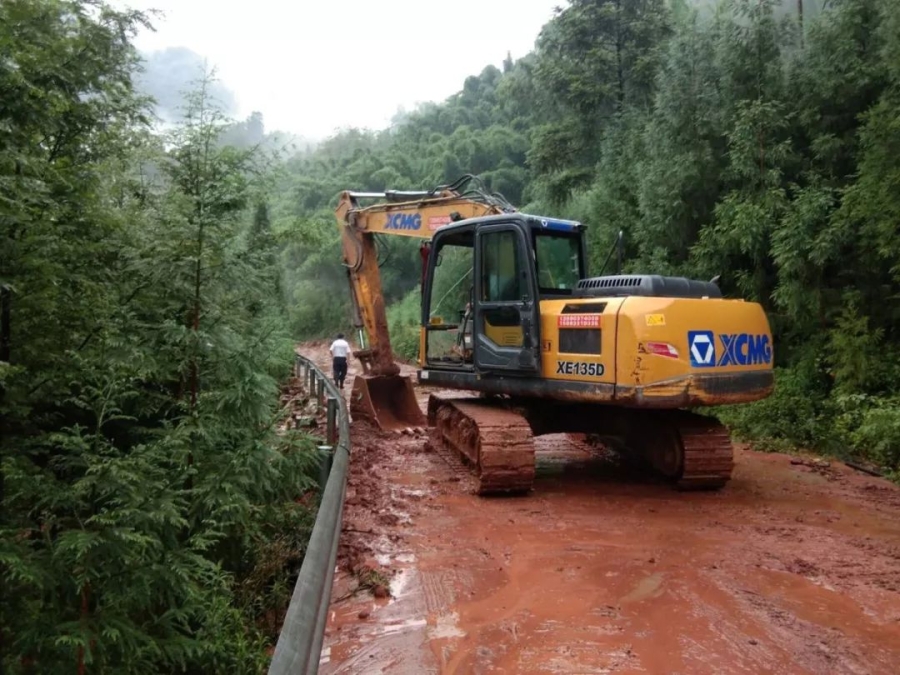 无畏风雨，半岛平台挖机四川客户救灾行