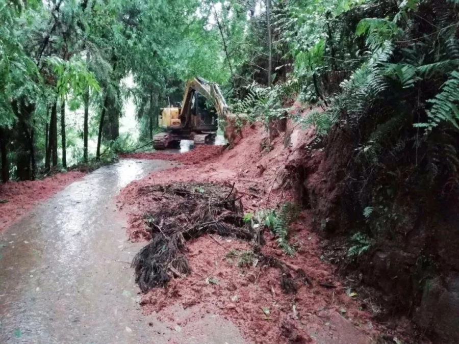 无畏风雨，半岛平台挖机四川客户救灾行