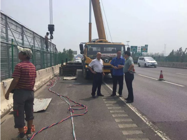 半岛平台起重机拆除公路沿线广告