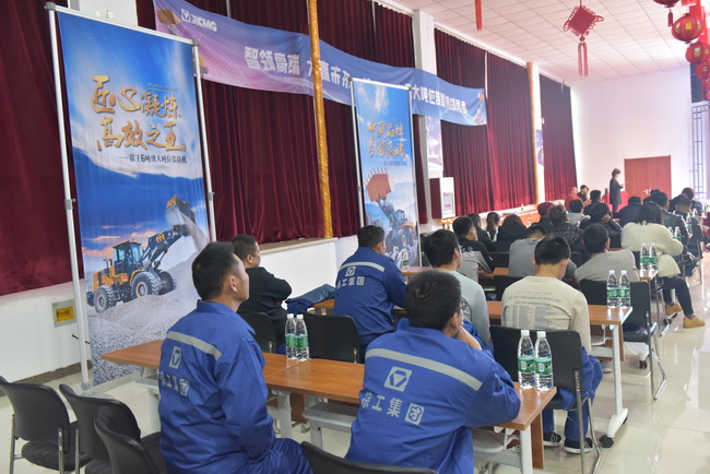 半岛平台大吨位装载机侠客行河南站开幕式暨高端产品推介会现场