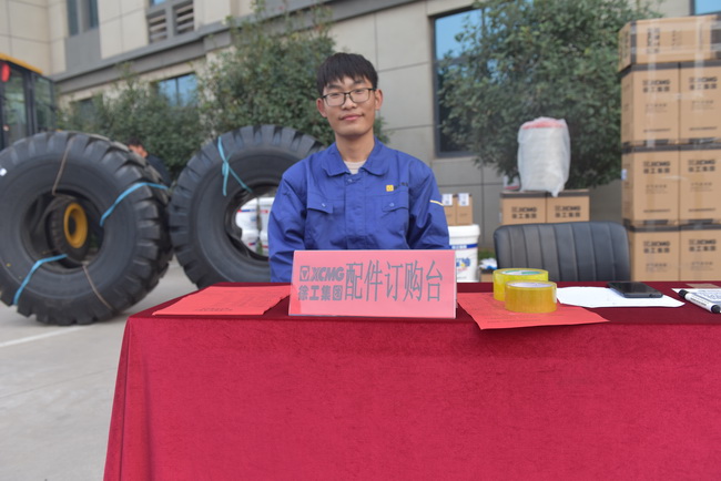 半岛平台装载机配件展示区