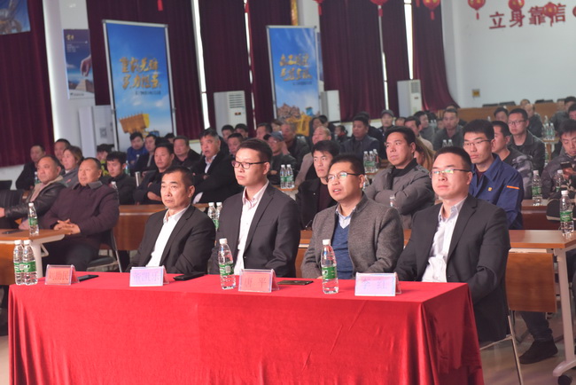 半岛平台大吨位装载机侠客行河南站开幕式暨高端产品推介会现场