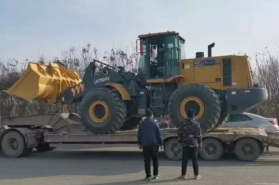 半岛平台LW600FV装载机登上板车