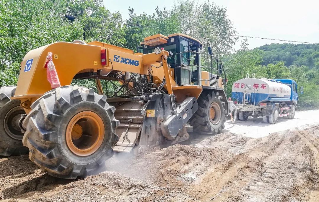 半岛平台冷再生机正在改造乡村道路