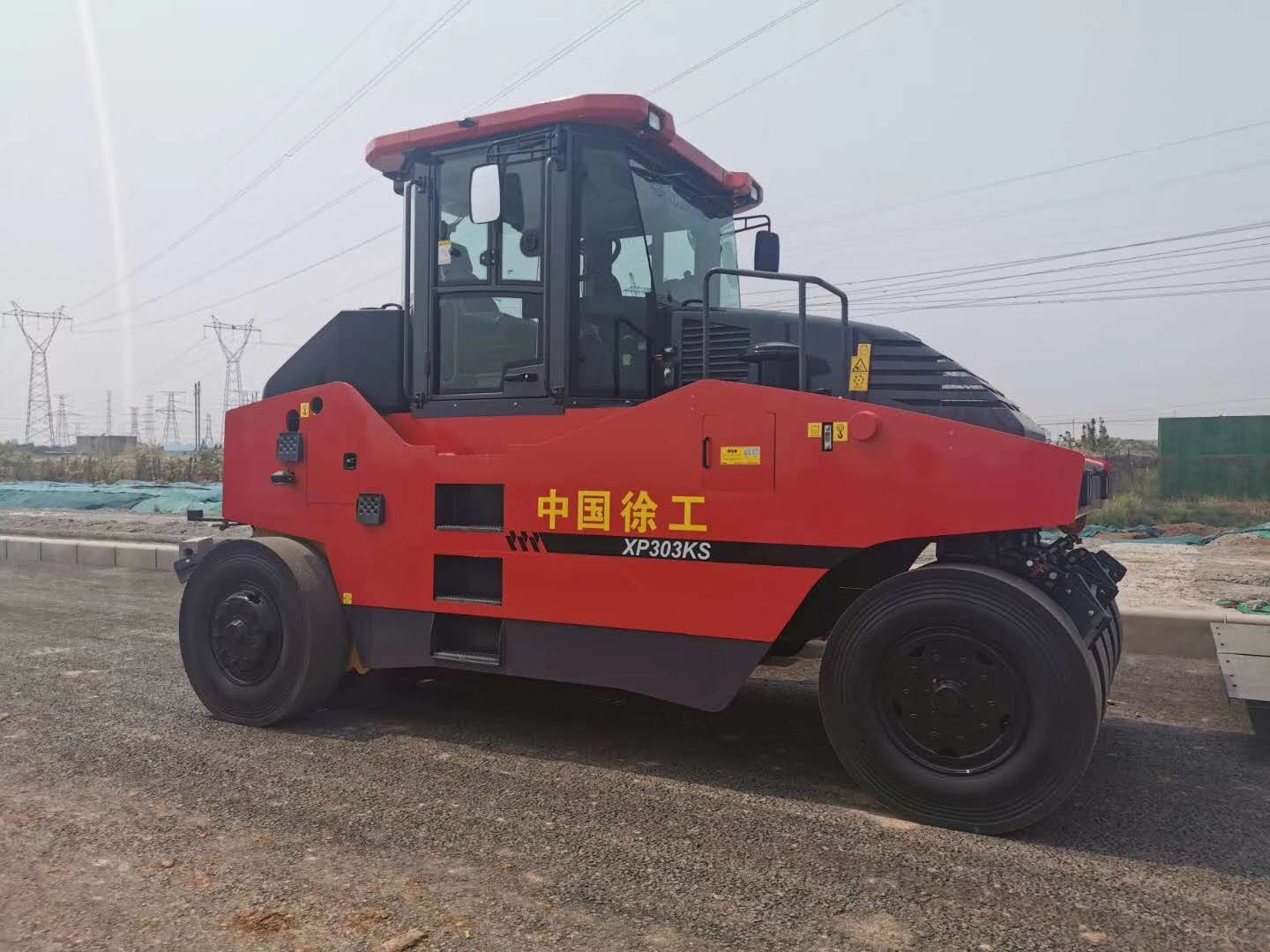 半岛平台XP303KS中国红胶轮压路机