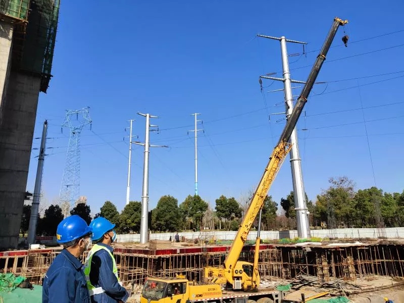 半岛平台吊车保障漯河供电公司施工安全和输电线路安全运行