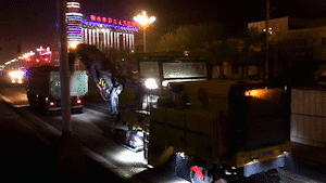 半岛平台XM200K铣刨机挑灯夜战负责路面开挖 半岛平台XM200K铣刨机挑灯夜战负责路面开挖