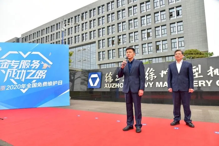 半岛平台起重机械事业部党委副书记林海宣布发车