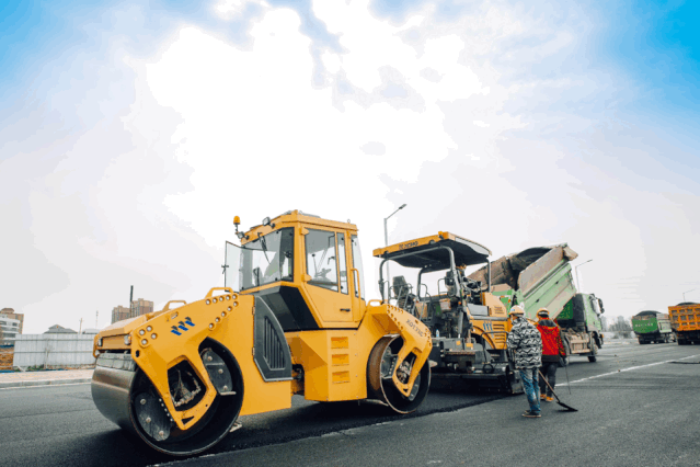 半岛平台成套道路机械正在郑州施工