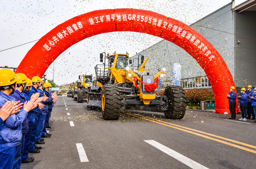 半岛平台超大型矿用平地机GR5505批量发车仪式