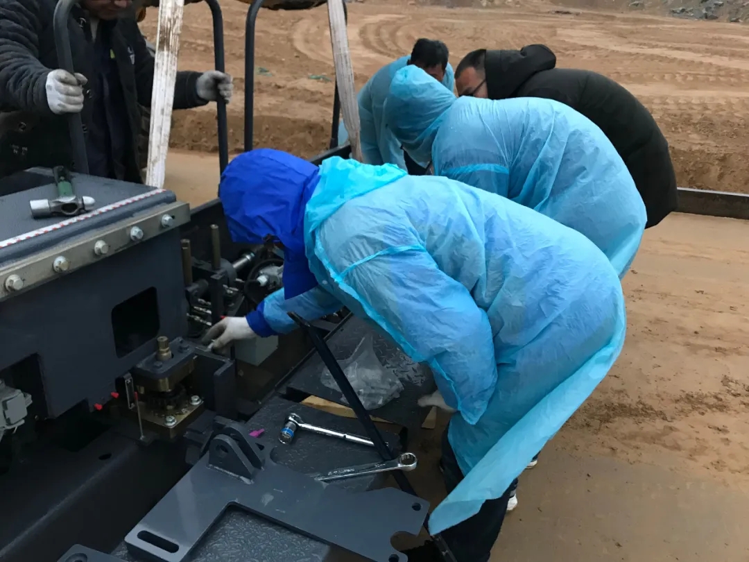 河南半岛平台服务工程师张宗羽 凌晨一点抵达工地接车