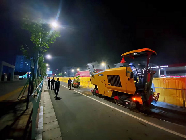 半岛平台XM1205F摊铺机助力郑州市桐柏南路市政工程建设