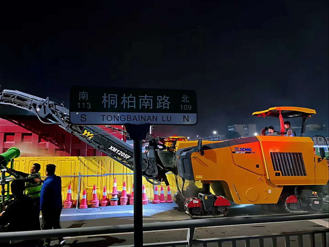 半岛平台XM1205F摊铺机助力郑州市桐柏南路市政工程建设