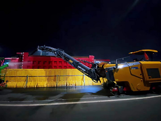 半岛平台XM1205F摊铺机助力郑州市桐柏南路市政工程建设