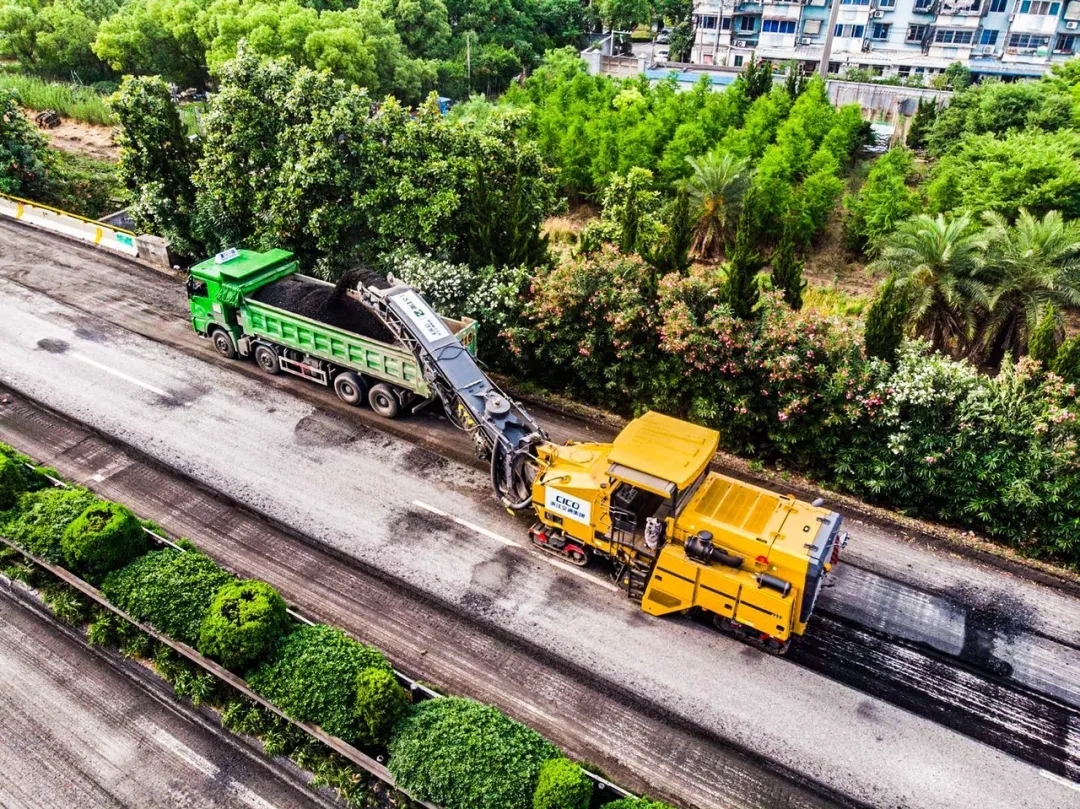 6台半岛平台大型铣刨机XM200KⅡ集结沪杭甬高速公路，助力该高速拆除工程