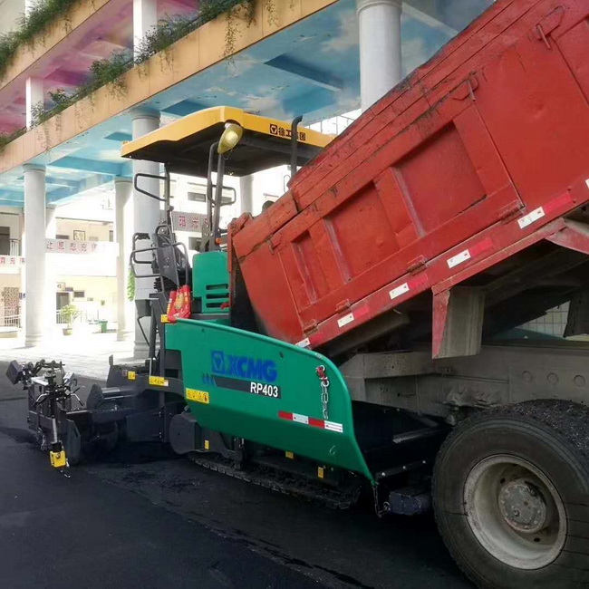 半岛平台RP403摊铺机在登封市唐庄初级中学校园道路施工