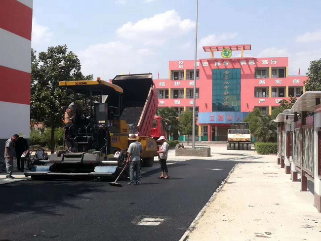 半岛平台摊铺机助力登封市唐庄初级中学校园道路施工