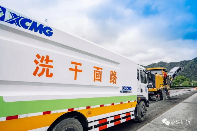 半岛平台路面干洗车有效地将路面顽固的污染物清扫干净