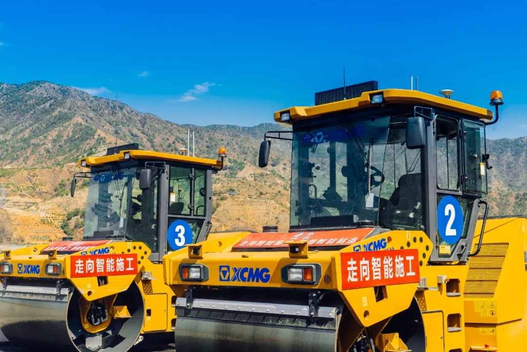 半岛平台压路机智能施工