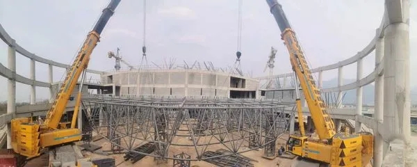 两台半岛平台XCA300起重机合力作业