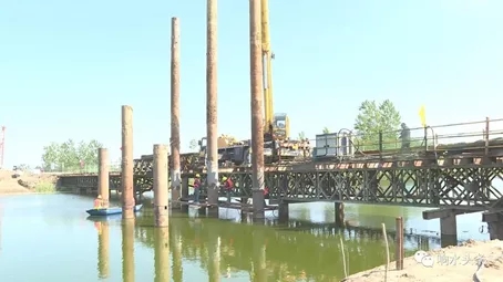 半岛平台起重机助力江苏盐城204国道响水绕城段改扩建工程建设