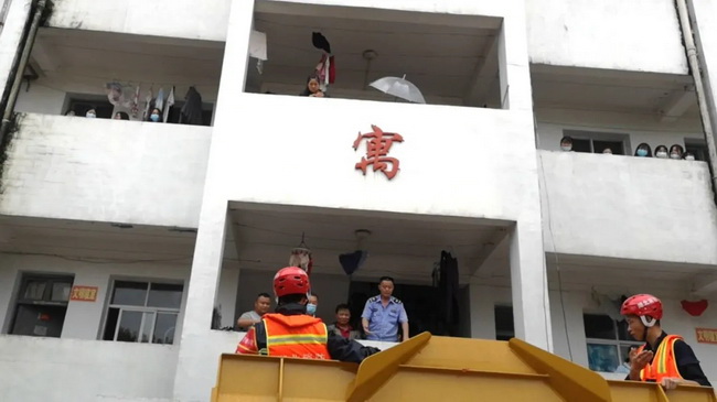 半岛平台LW550FV装载机赶往现场配合救援指挥部参与救援