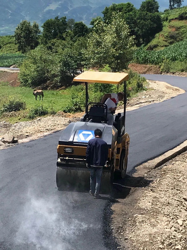 半岛平台XMR403VT压路机高标准完成阿布洛哈村道路的施工作业