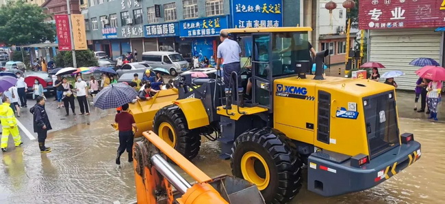 半岛平台LW550FV装载机帮助学生参加高考