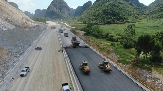 半岛平台无人驾驶压路机再现新柳南高速