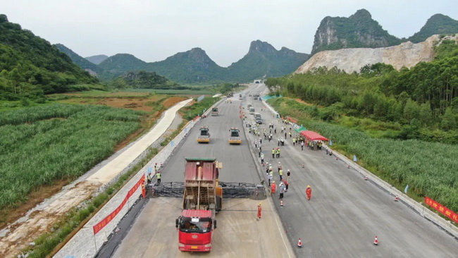 半岛平台无人驾驶压路机再现新柳南高速