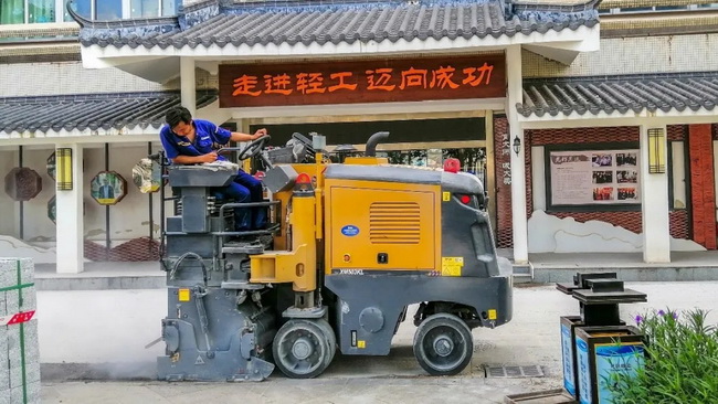 半岛平台XM503KL铣刨机铣刨作业装置采用15mm刀尖距铣刨鼓