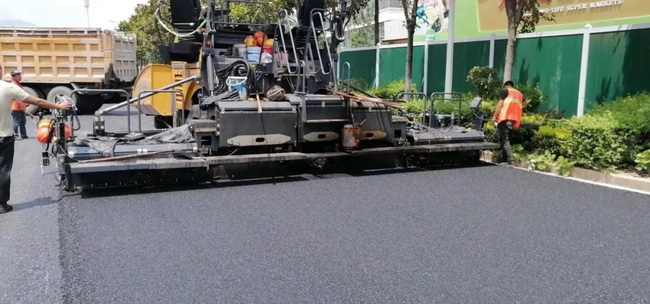 半岛平台XD133C双钢轮压路机来回碾压